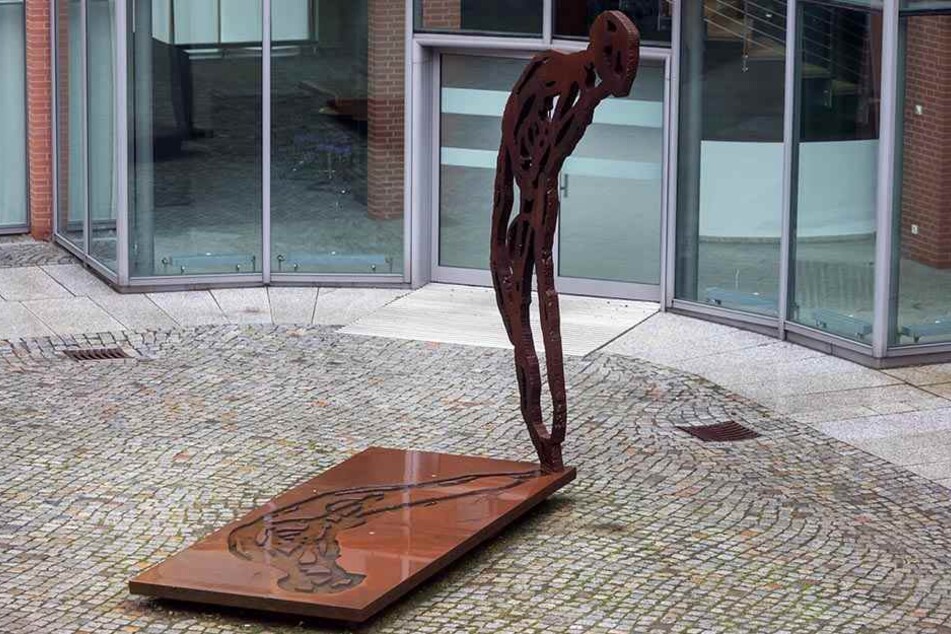 Die Skulptur in der ehemaligen Schmidtbank Passage "Reliquie Mensch" von Michael Morgner (75) soll vors Neue Technische Rathaus.