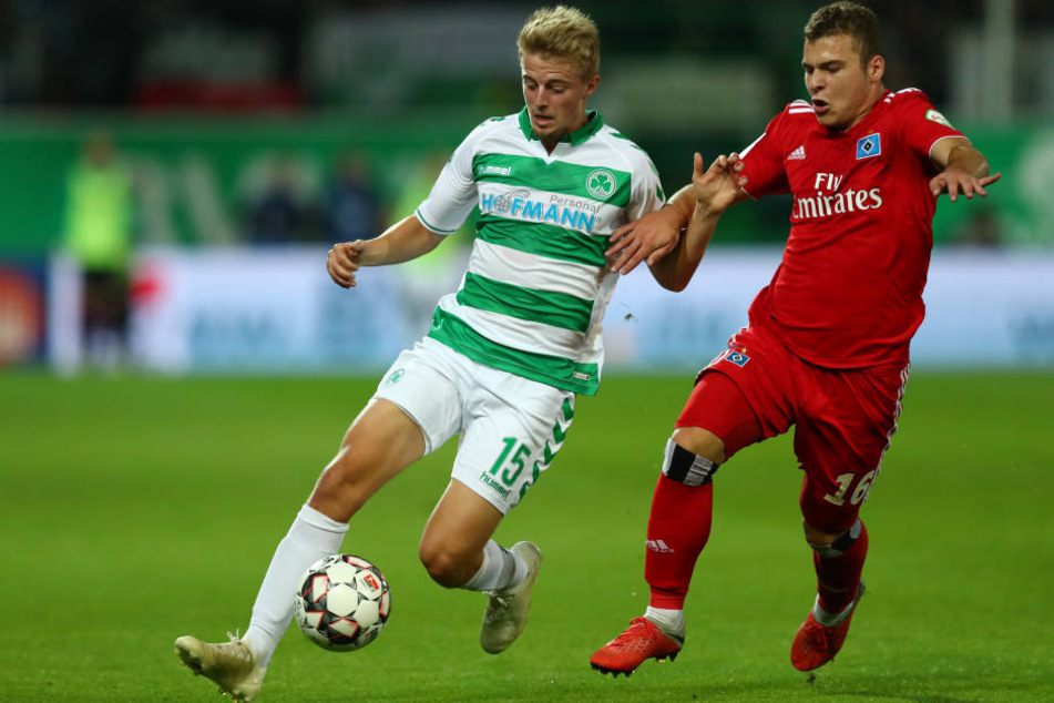 Der Fürther Sebastian Ernst (l) kämpft mit dem Hamburger Vasilije Janjicic um den Ball.