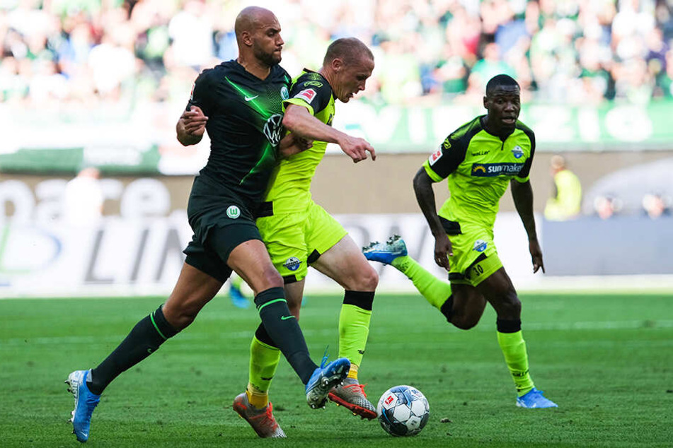 Wolfsburgs John Anthony Brooks (l.) bedrängt SCP-Angreifer Sven Michel. Streli Mamba (r.) schaut gebannt zu.