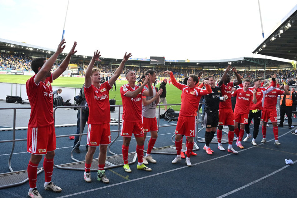 Vor den Fans feiern die Union-Stars den Einzug in die nächste Runde.