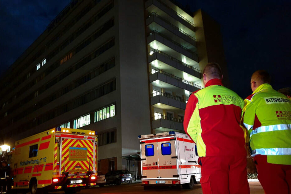 Fahrzeuge der Rettungsdienste stehen vor dem Krankenhaus in Köpenick.