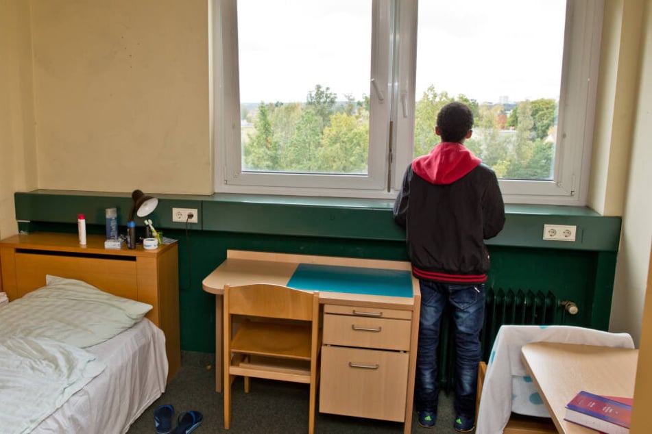 Ein 16-jähriger Flüchtling aus Eritrea, steht am Fenster seines Zimmers in einer Wohngruppe für unbegleitete minderjährige Flüchtlinge. (Symbolbild)