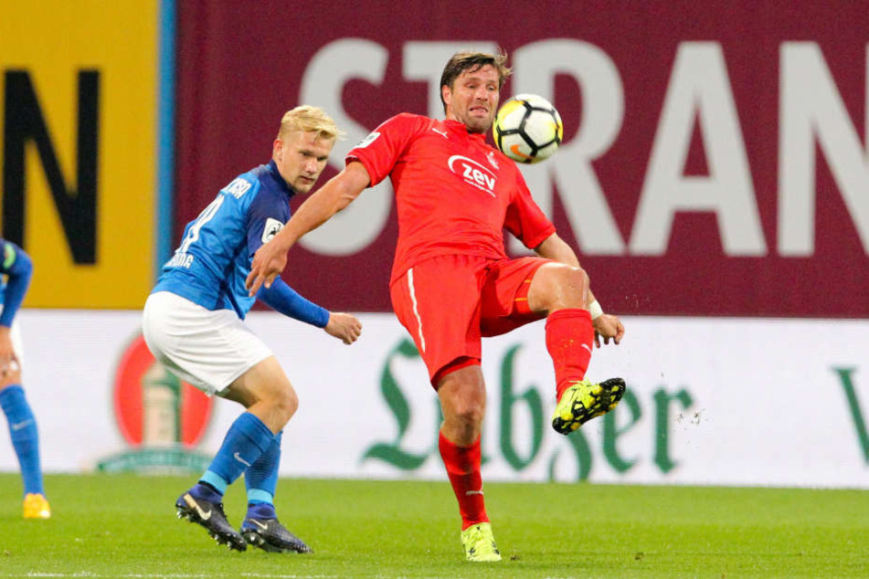 Bryan Henning (l.) und Ronny König im Zweikampf.