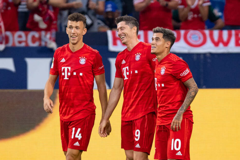 Die Bayern-Neuzugänge Philippe Coutinho (r) und Ivan Perisic (l) zusammen mit Robert Lewandowski.