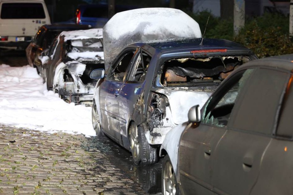 Die Autos brannten komplett aus und haben nur noch Schrottwert.