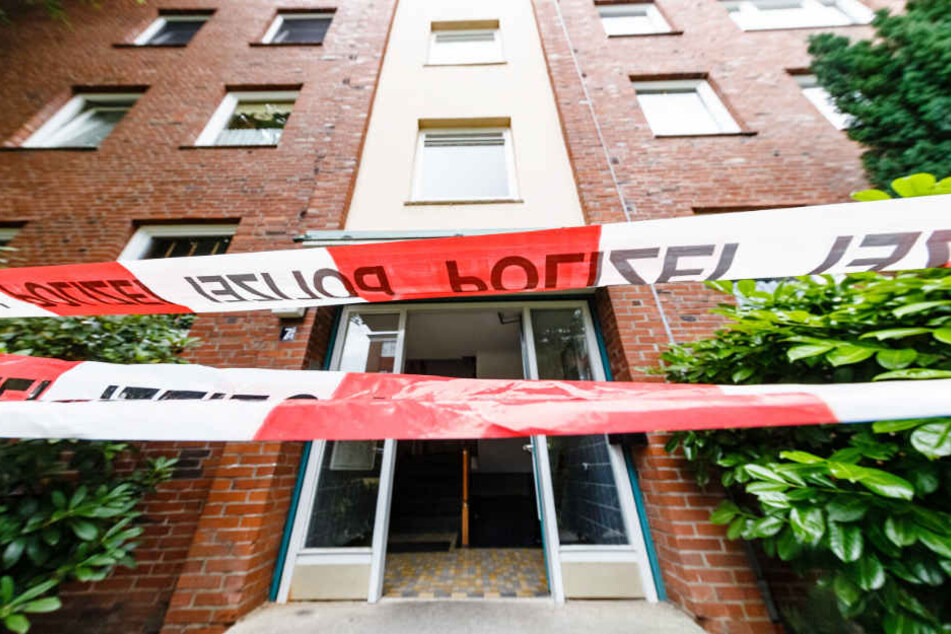 Die Polizei hat den Tatort in einem Mehrfamilienhaus abgesperrt.
