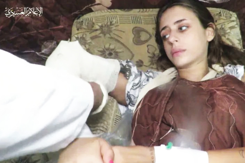Hamas-Terroristen veröffentlichen Geisel-Video von Mia Shem: "Sie geben mir Medizin, alles ist gut"