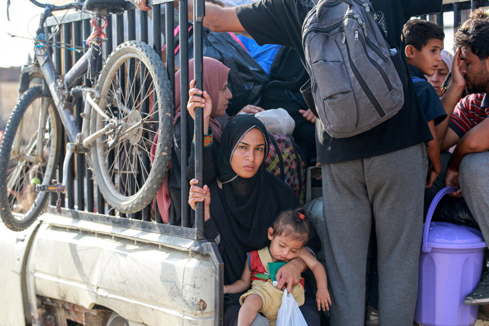 Nach Al-Mawasi sind viele Menschen geflohen, nachdem das israelische Militär Anfang Mai seine Offensive in der mit Flüchtlingen überfüllten Stadt an der Grenze zu Ägypten begonnen hatte. Die israelische Armee hatte Teile von Al-Mawasi zur "sicheren Zone" erklärt.