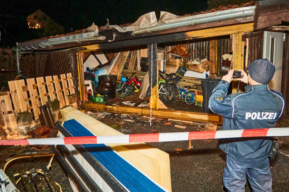 Der Schuppen wurde durch den Brand heftig beschädigt.