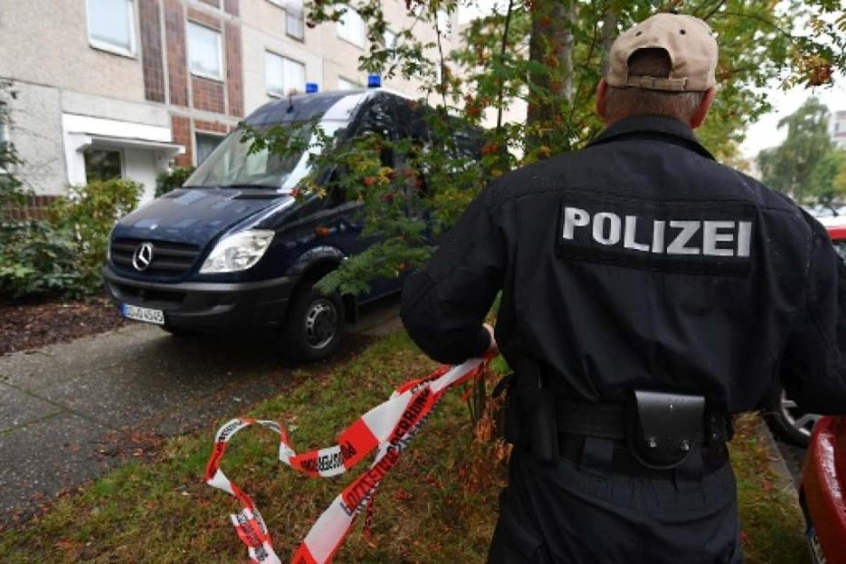 Einsatzkräfte verschafften sich sofort Zutritt zum Gebäude. Dort fanden sie eine Frauenleiche. (Symbolbild)