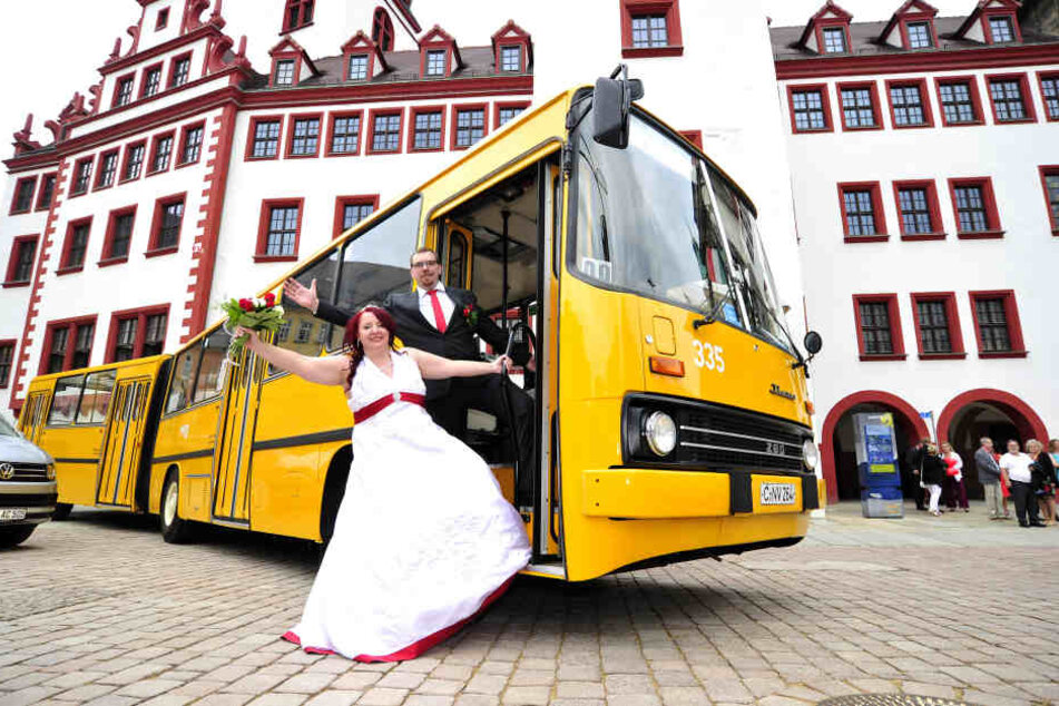 Mit Bus, aber nicht wegen des Datums: Sophie (27) und Ralf Panse (29).