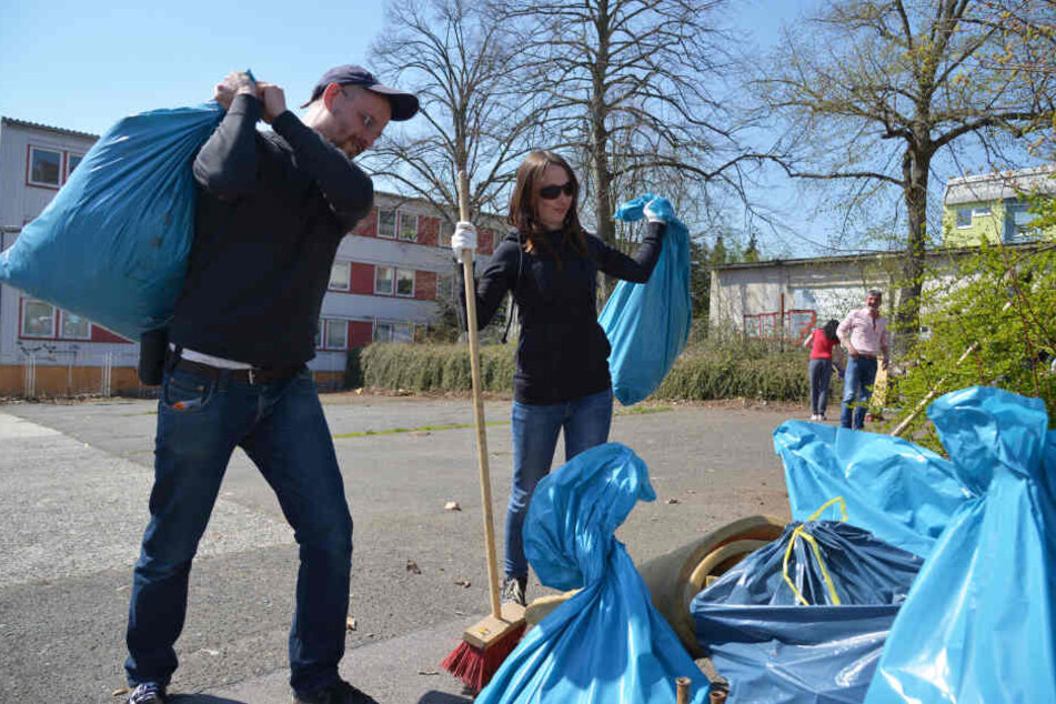 Bürger packen mit an: Sascha Smandzik (37) und Nicole Albrecht (38), Straßensozialarbeiter der Wohnungsnothilfe, reinigen einen Platz in der Nähe der Zietenstraße.