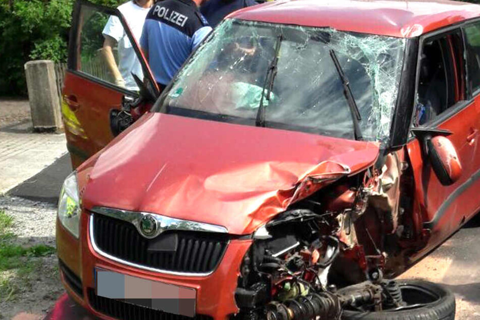Zwei Skoda-Fahrzeuge stießen in Hohnstein zusammen.