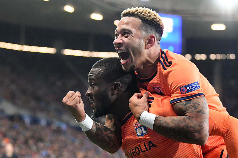 Lyons Tanguy Ndombele (l) und Memphis Depay bejubeln das 2.2.