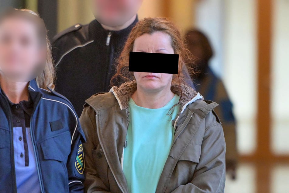 Michelle U. (43, r.) gibt ihrer Drogensucht die Schuld für ihre Tat.