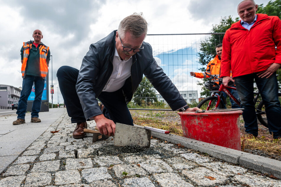 Ordnungsbürgermeister Miko Runkel (60, parteilos) legte beim Verlegen der letzten Pflastersteine selbst Hand an