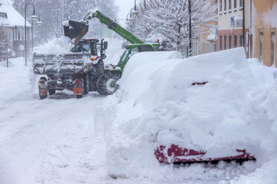 Schneeberäumung an der B 171 in Sayda.
