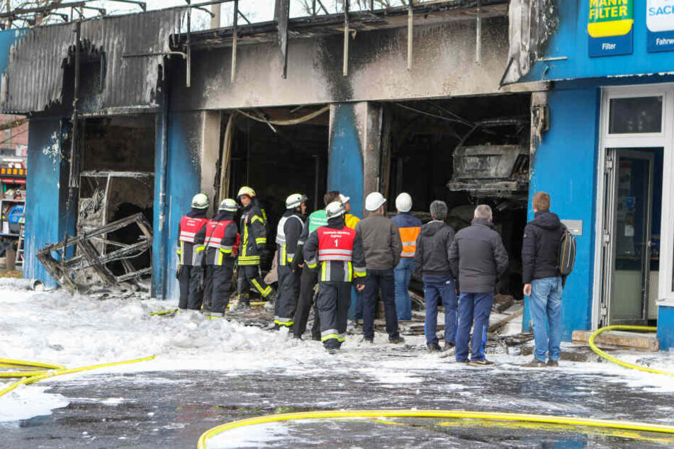 Einsatzkräfte begutachten den Schaden am Gebäude.