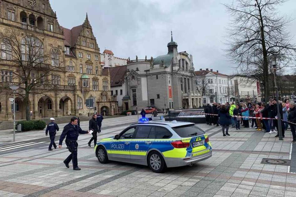 Zahlreiche Polizisten sind in der Innenstadt im Einsatz.
