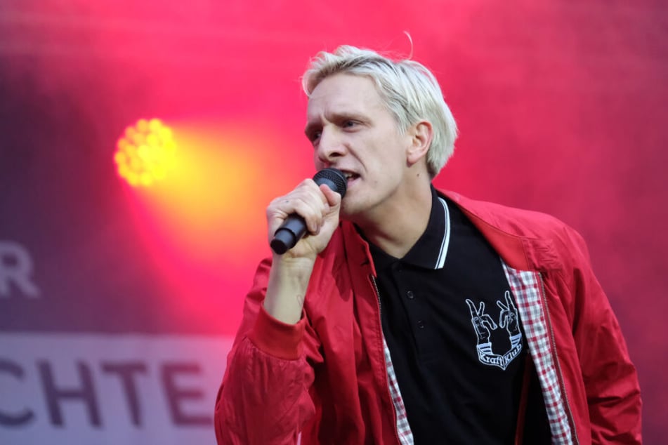 Sänger Felix Kummer aka Felix Brummer aus Chemnitz steht bei einem Konzert auf der Bühne.
