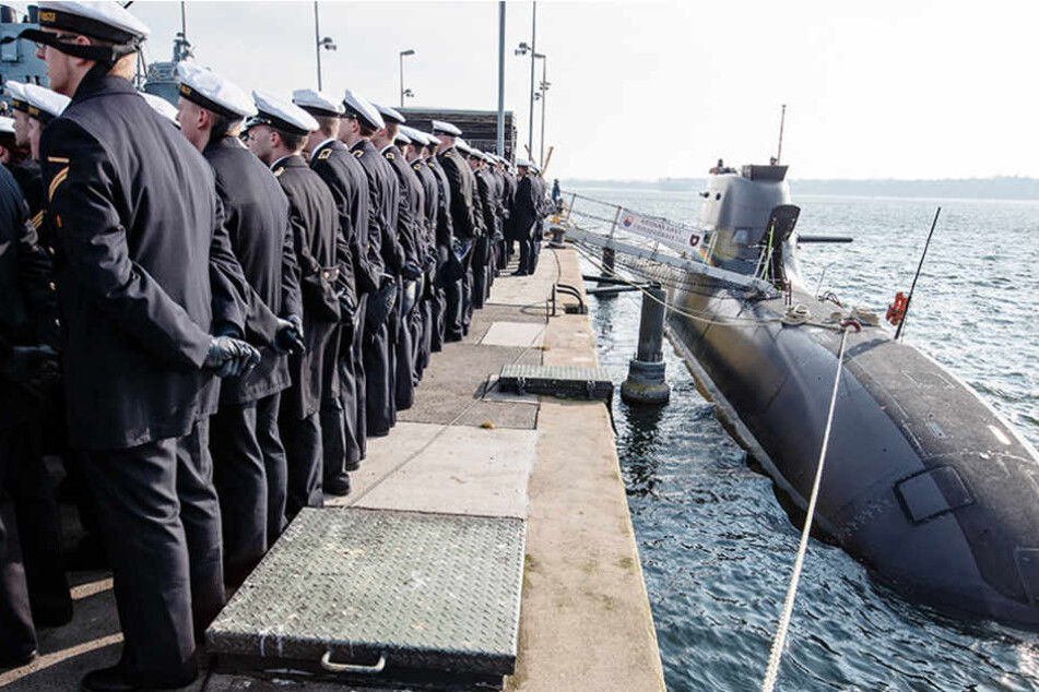 Das U-Boot "U35" liegt während der Zeremonie seiner Indienststellung im Marinestützpunkt Eckernförde (Schleswig-Holstein).