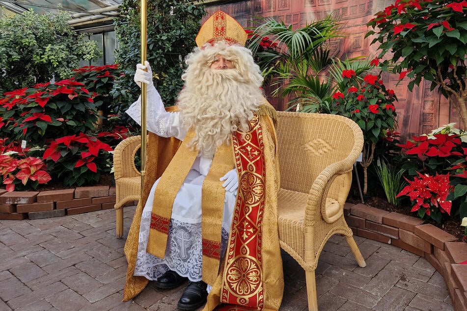 Ein Foto mit dem Nikolaus vor der Kulisse der Wilhelma dürfte ein besonderes Andenken sein.