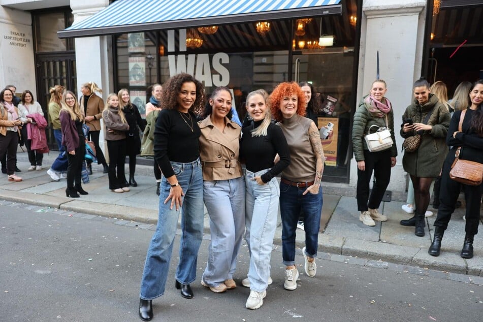 v.l.n.r.: Nadja Benaissa (44), Jessica Wahls (49), Sandy Mölling (45) und Lucy Diakovska (50) vor dem Leipziger Nachtcafé.