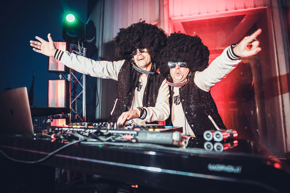 Torsten Knauthe (49, l.) und Steffen Neumann (52) hatten trotz starkem Wind die berühmten "Disco Dice"-Afro-Perücken am Start.
