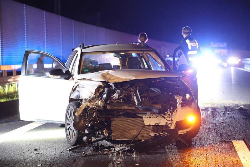 Der Unfall hinterließ ein großes Trümmerfeld auf B75.