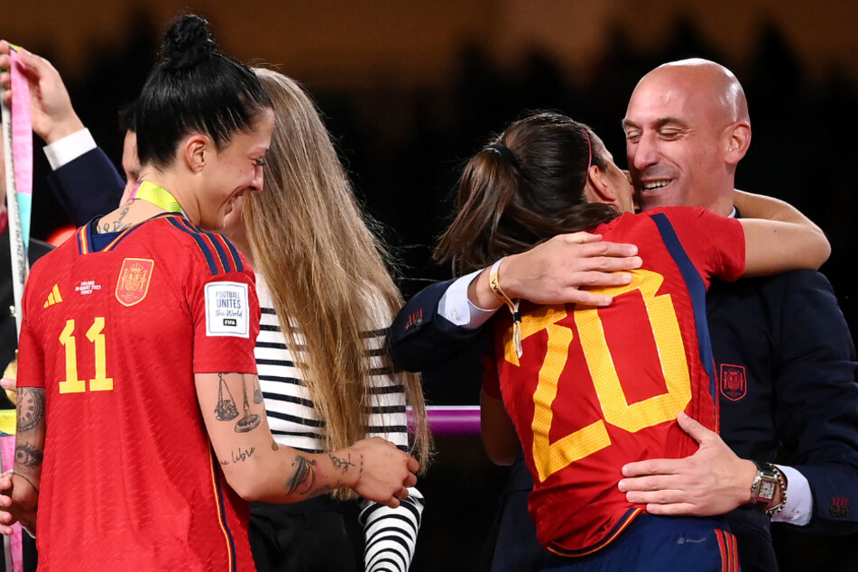 Nach dem WM-Finale der Frauen küsste Luis Rubiales (46, r.) die spanische Nationalspielerin Jennifer Hermoso (33, l.) auf den Mund.