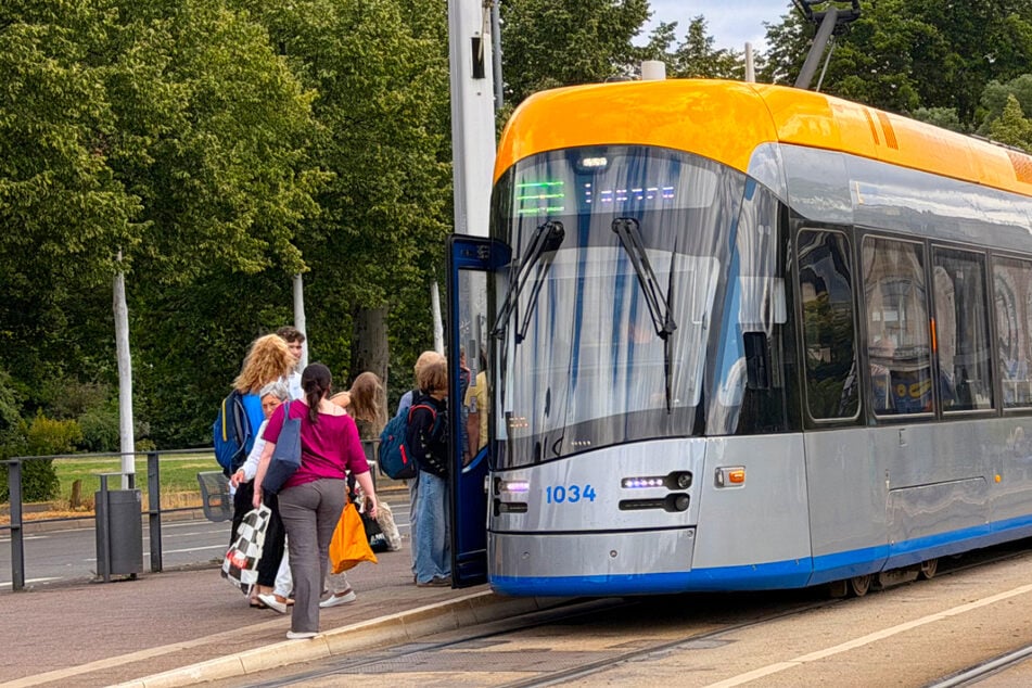 Leipzig: "Spring rein und feier mit": Überraschung wartet in Leipziger Straßenbahn