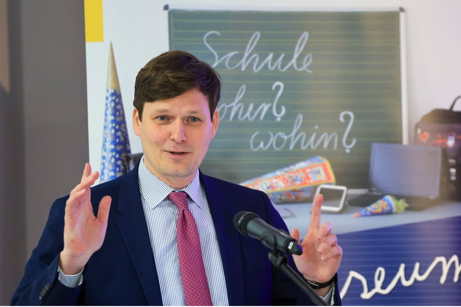 Sachsens Kultusminister Conrad Clemens (43, CDU) will die technischen Voraussetzungen für eine Arbeitszeiterfassung bei Lehrern schaffen. Bisher gibt es das nicht.