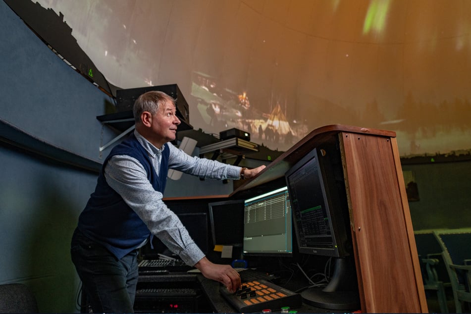Ulf Peschel (61) an der "Leitzentrale" des Projektionssystems.