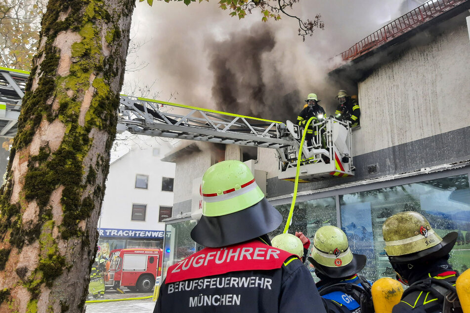 Die Münchner Feuerwehr kämpfte mit 80 Kräften gegen das Feuer im Obergeschoss des Hauses.
