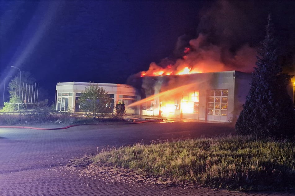 Brandstiftung? Ehemaliges Autohaus in Wernigerode brennt vollständig aus!