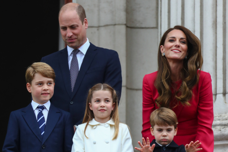 Auf Prinz William und Prinzessin Kate (beide 40) liegt die Hoffnung der Monarchie. Ihre Kinder George (9, v.l.), Charlotte (7) und Louis (4) verzücken bei öffentlichen Auftritten das Volk.