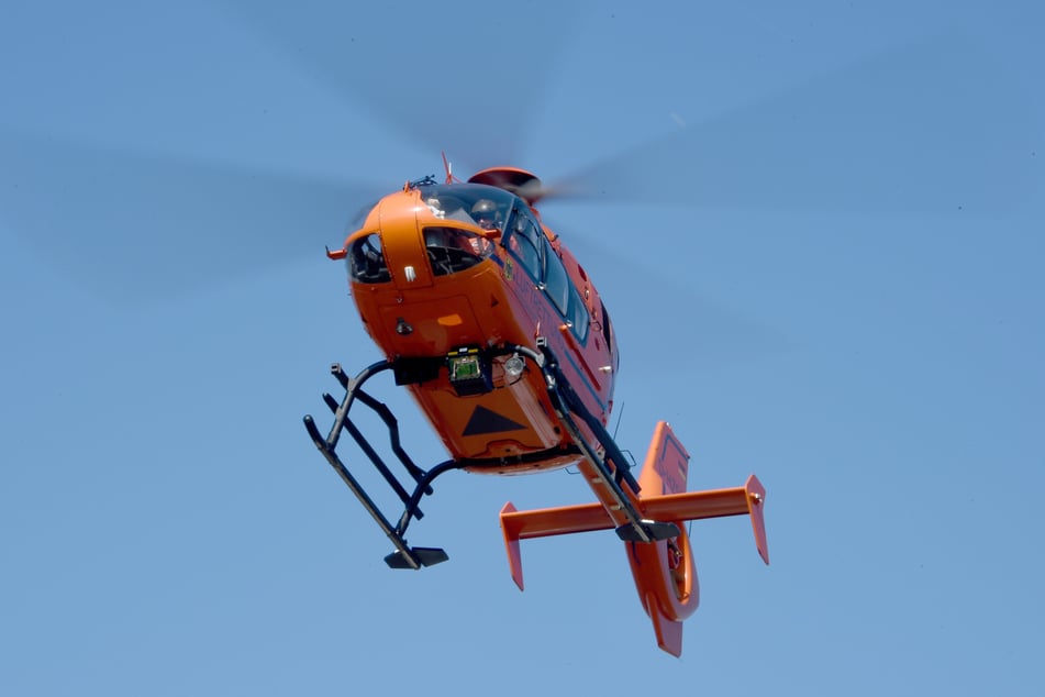 Das zweieinhalbjährige Kind wurde mit einem Rettungshubschrauber in eine Klinik gebracht. (Symbolbild)