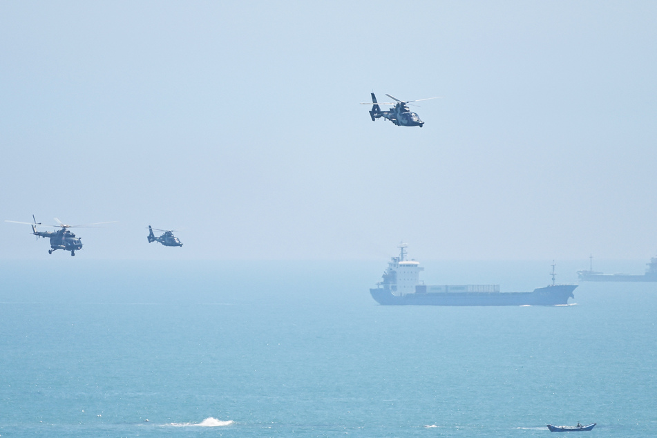 Das Militärmanöver startete am heutigen Donnerstag. Chinesische Armeehubschrauber und -Schiffe waren zum Einsatz gekommen.