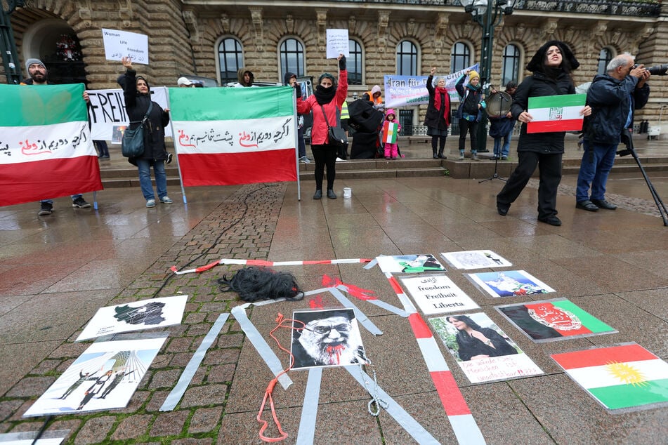 Gegen Gewalt im Iran: Tausende Menschen gehen in Hamburg auf die Straße