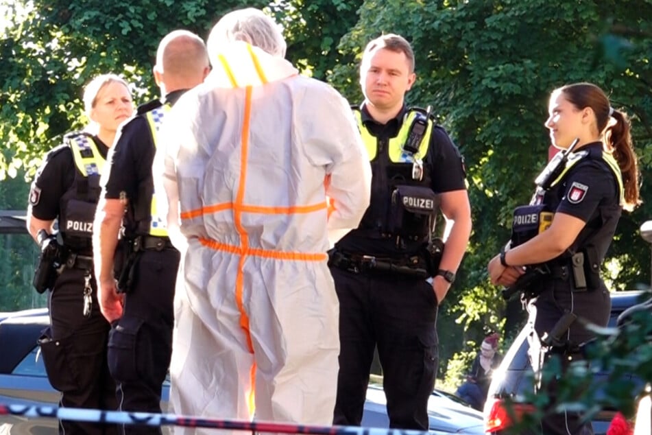 Am Dienstagmorgen wurde in Hamburg-Bramfeld eine Leiche entdeckt. Die Polizei sicherte Spuren und ermittelt wegen eines möglichen Verbrechens.