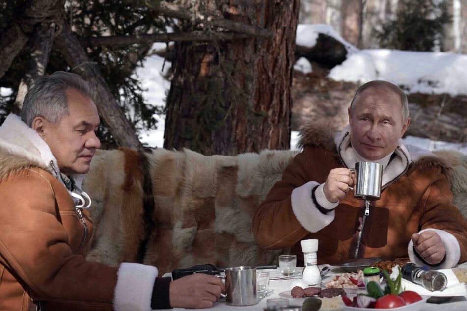Sergei Schoigu (67, links) und Wladimir Putin (70) entspannen bei Tee und Plätzchen.