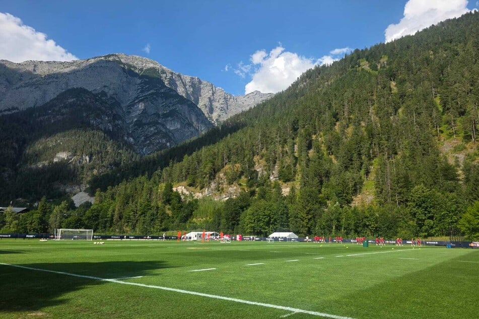 Die Rasenballer sind zur ersten öffentlichen Einheit des Trainingslagers auf dem Rasen. Das Panorama motiviert natürlich.