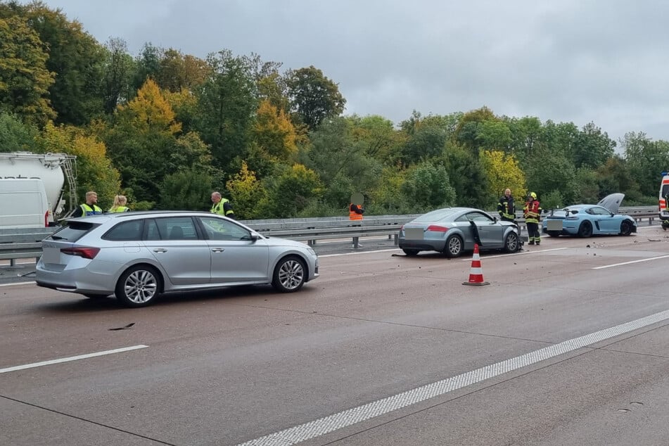 Gleich drei Autos - Skoda, Audi und ein Porsche - sind am Dienstagvormittag auf der A9 bei Leipziger zusammengestoßen.