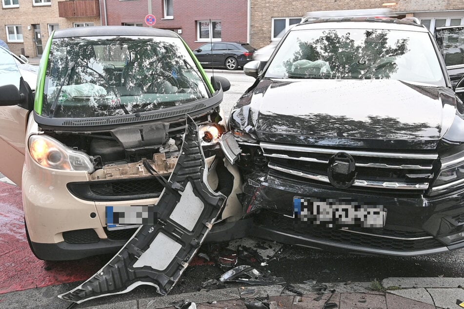 In Hamburg sind am Freitag zwei Autos gegeneinander geprallt.