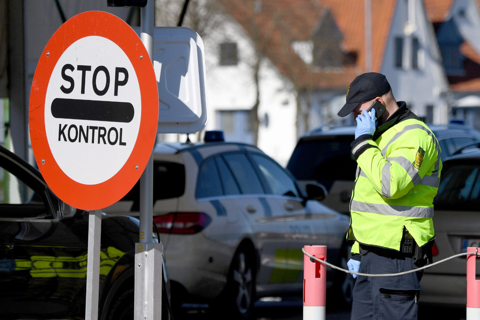 Polizisten kontrollieren am deutsch-dänischen Grenzübergang in Flensburg in Richtung Norden fahrende Fahrzeuge.