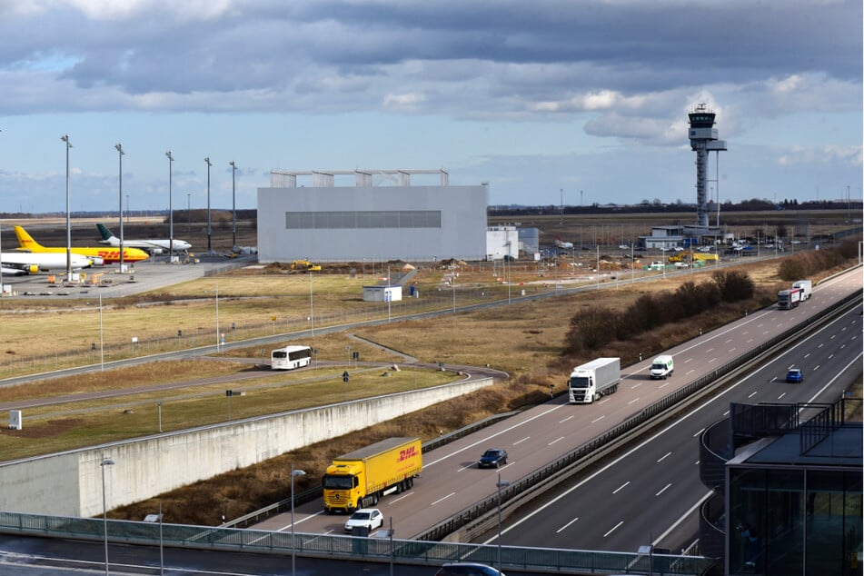 Hier am nördlichen Flughafenrand nahe der A14 soll die neue Antonov-Basis entstehen.