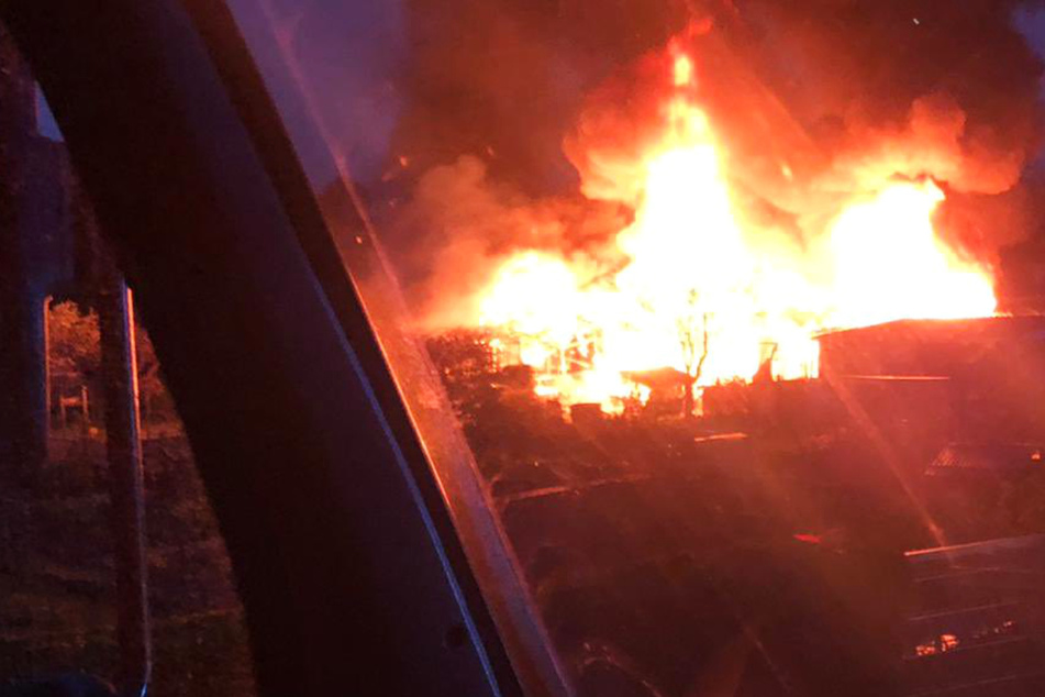 Als die Feuerwehr eintraf, schlugen die Flammen der brennenden Hütten meterhoch.