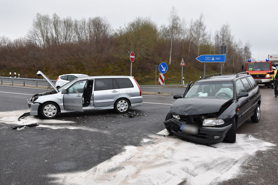 An der Autobahnauffahrt Stollberg-Nord krachte es am Samstagvormittag: Zwei Autos stießen frontal zusammen.