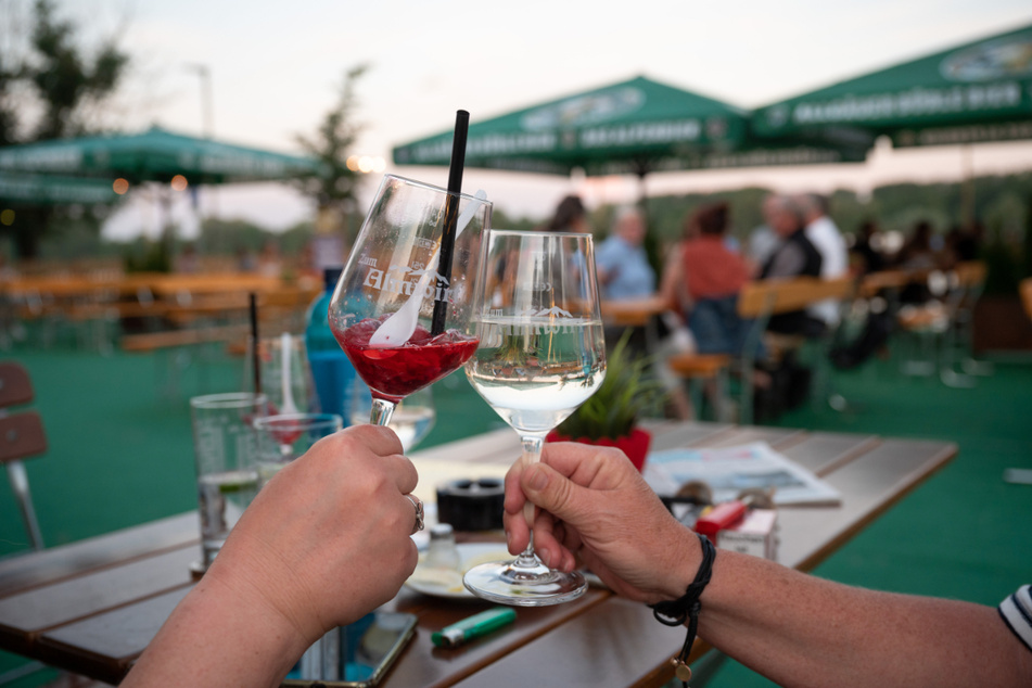 Personen stoßen in einem Biergarten an. In Thüringen sind inzwischen sechs Kommunen bei einer Inzidenz von unter zehn angelangt. Nur ein Landkreis liegt über 50. (Symbolbild)