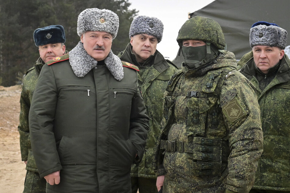 Alexander Lukaschenko (68, vorne l), Präsident von Belarus, während seines Treffens mit Spitzenbeamten des Militärs auf dem Truppenübungsplatz Obus-Lesnowski.